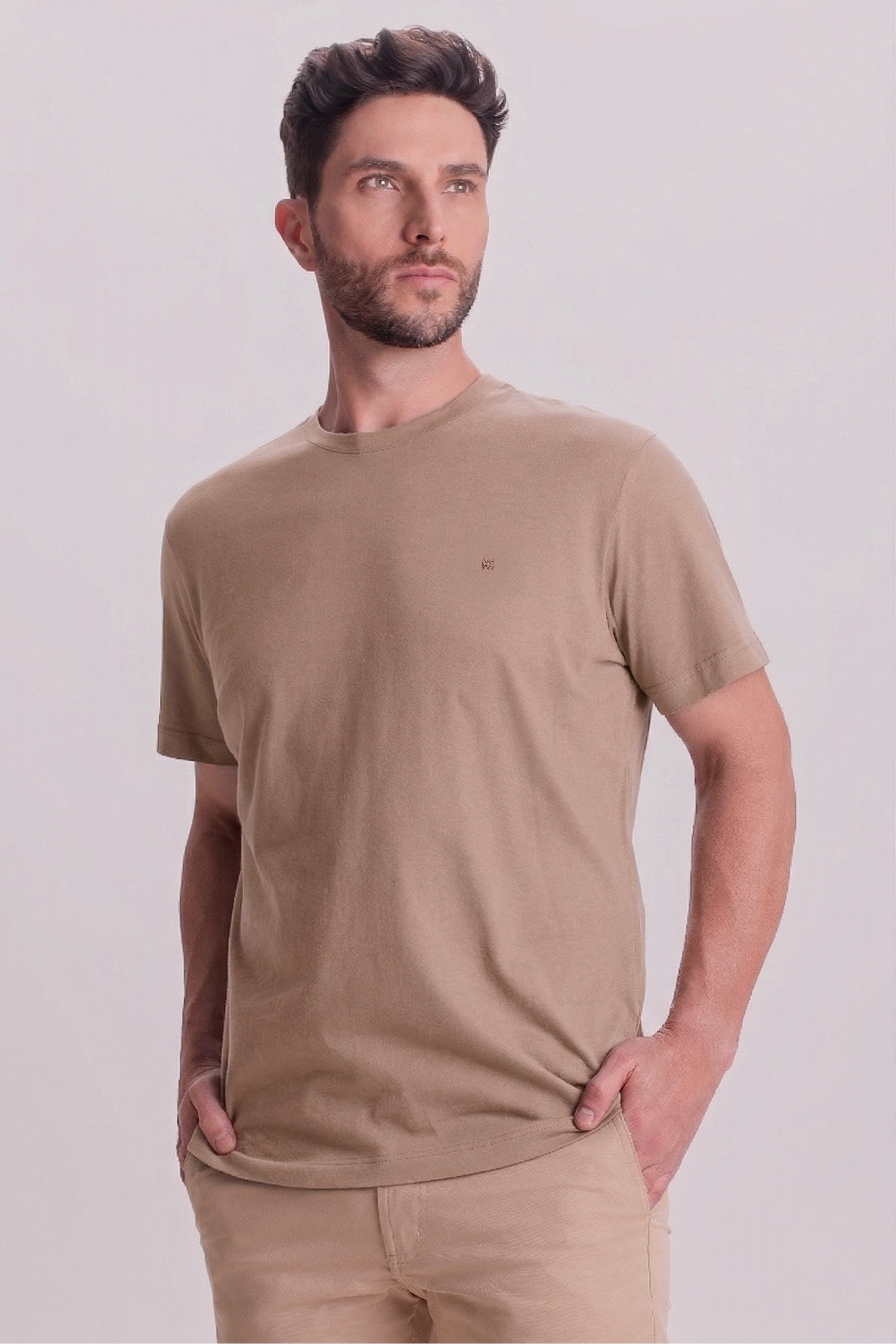 T-SHIRT BÁSICA COM BORDADO
