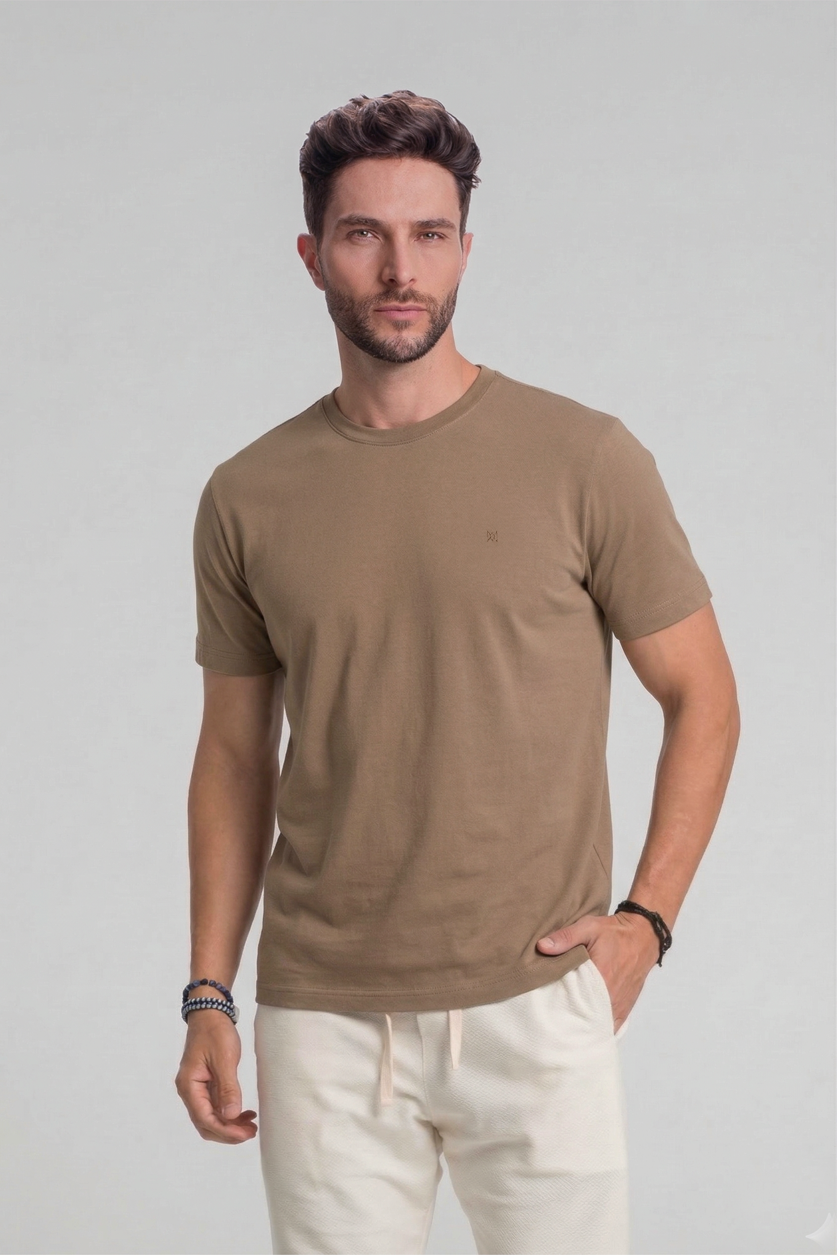 T-SHIRT BÁSICA COM BORDADO