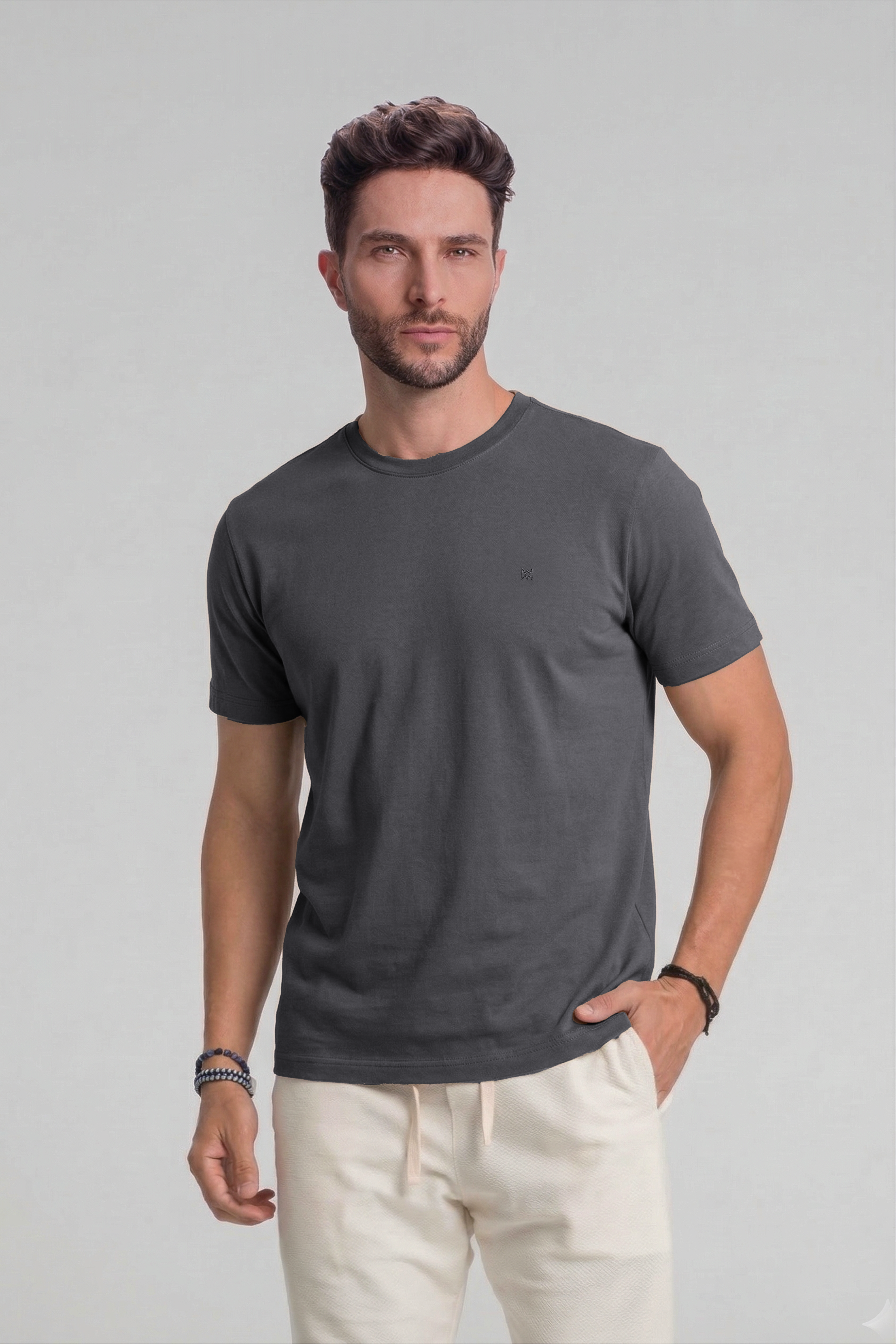 T-SHIRT BÁSICA COM BORDADO