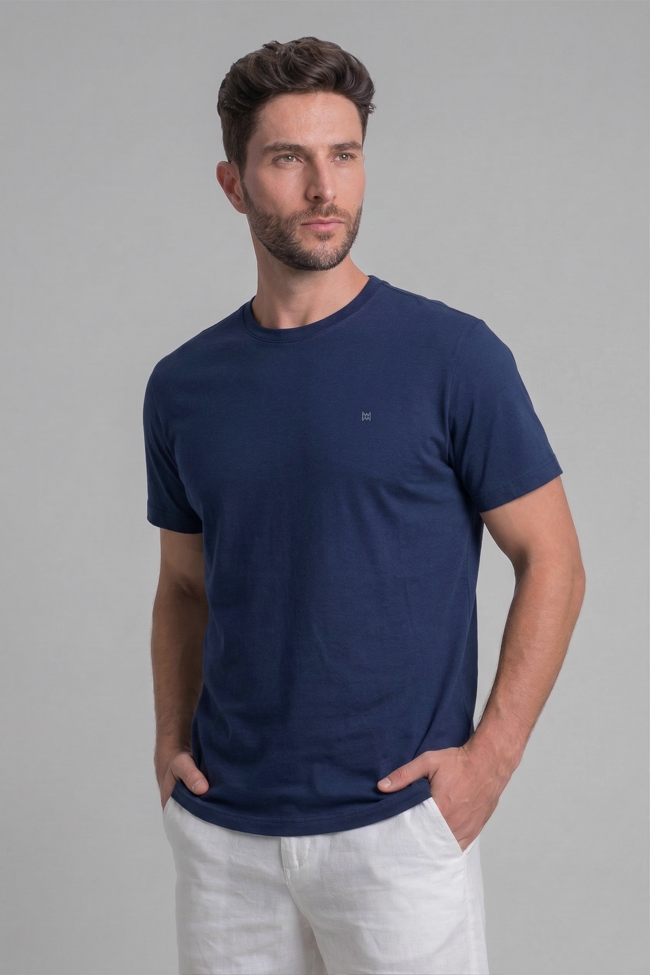 T-SHIRT BÁSICA COM BORDADO