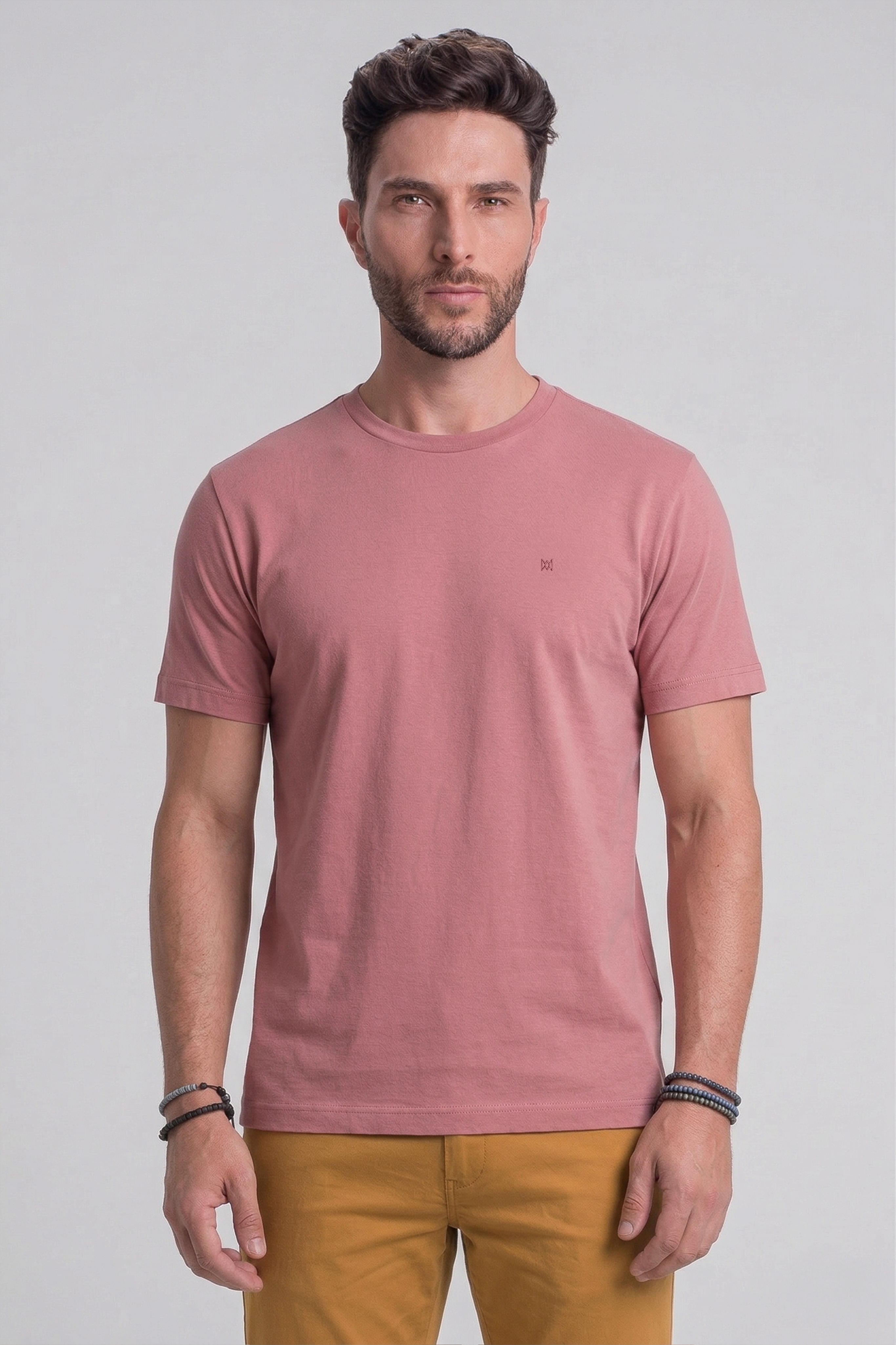 T-SHIRT BÁSICA COM BORDADO