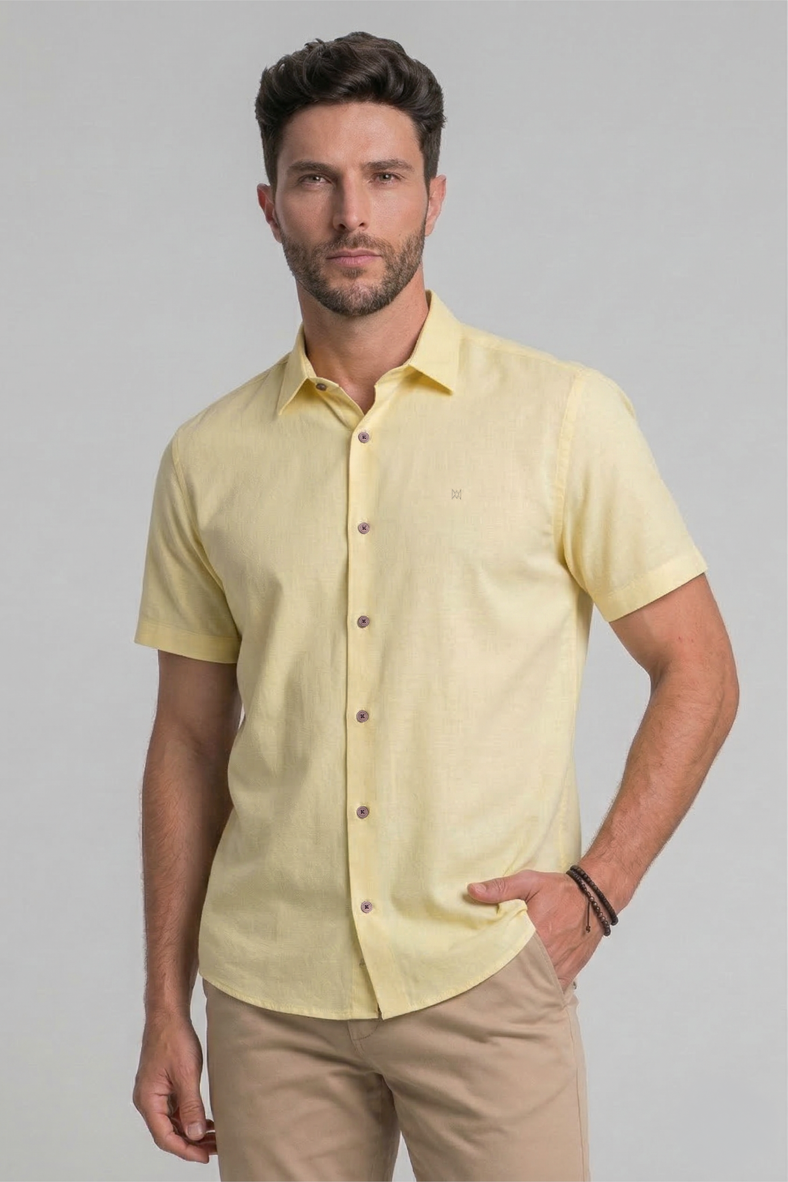 CAMISA BÁSICA EM LINHO COM MANGAS CURTAS