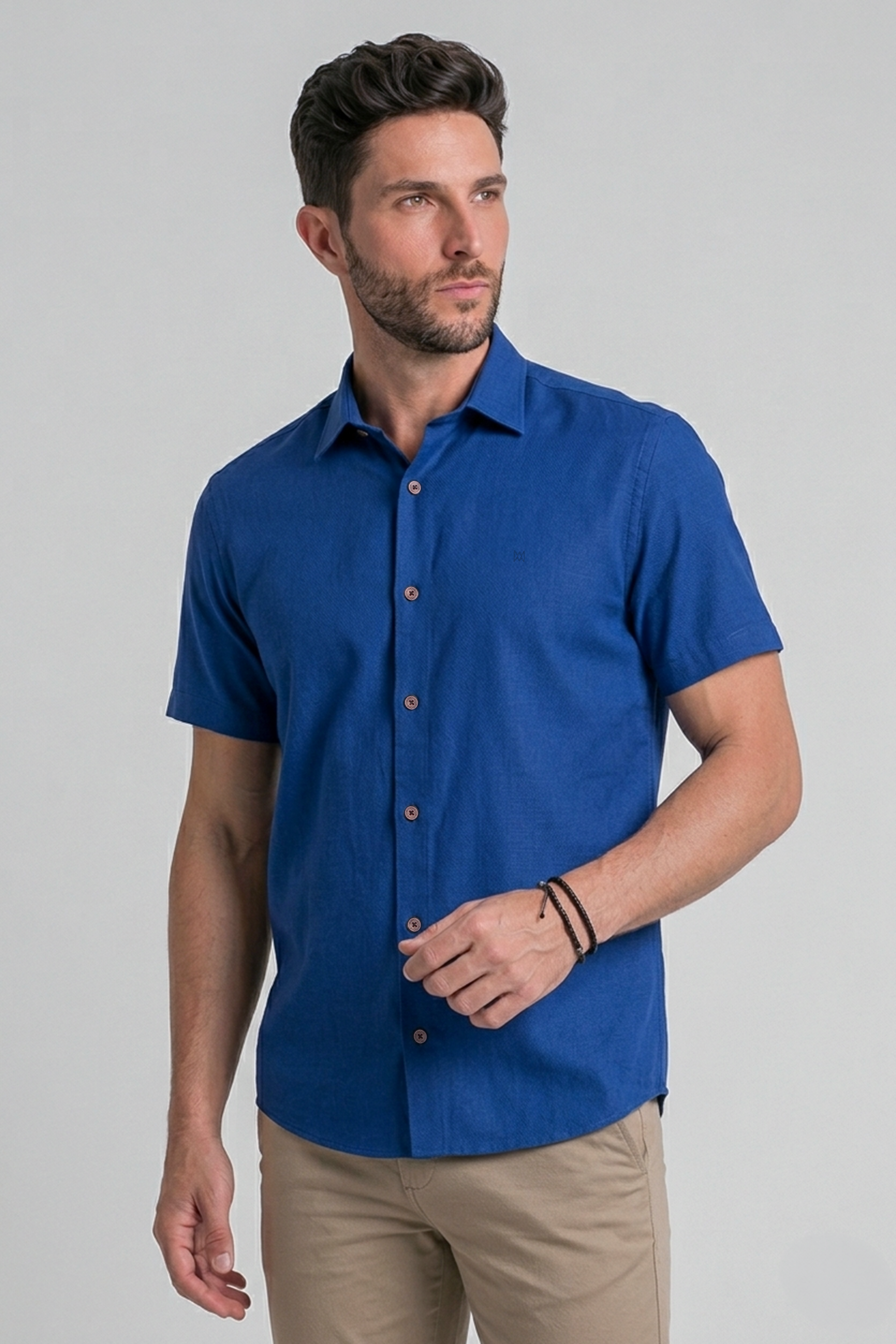 CAMISA BÁSICA EM LINHO COM MANGAS CURTAS