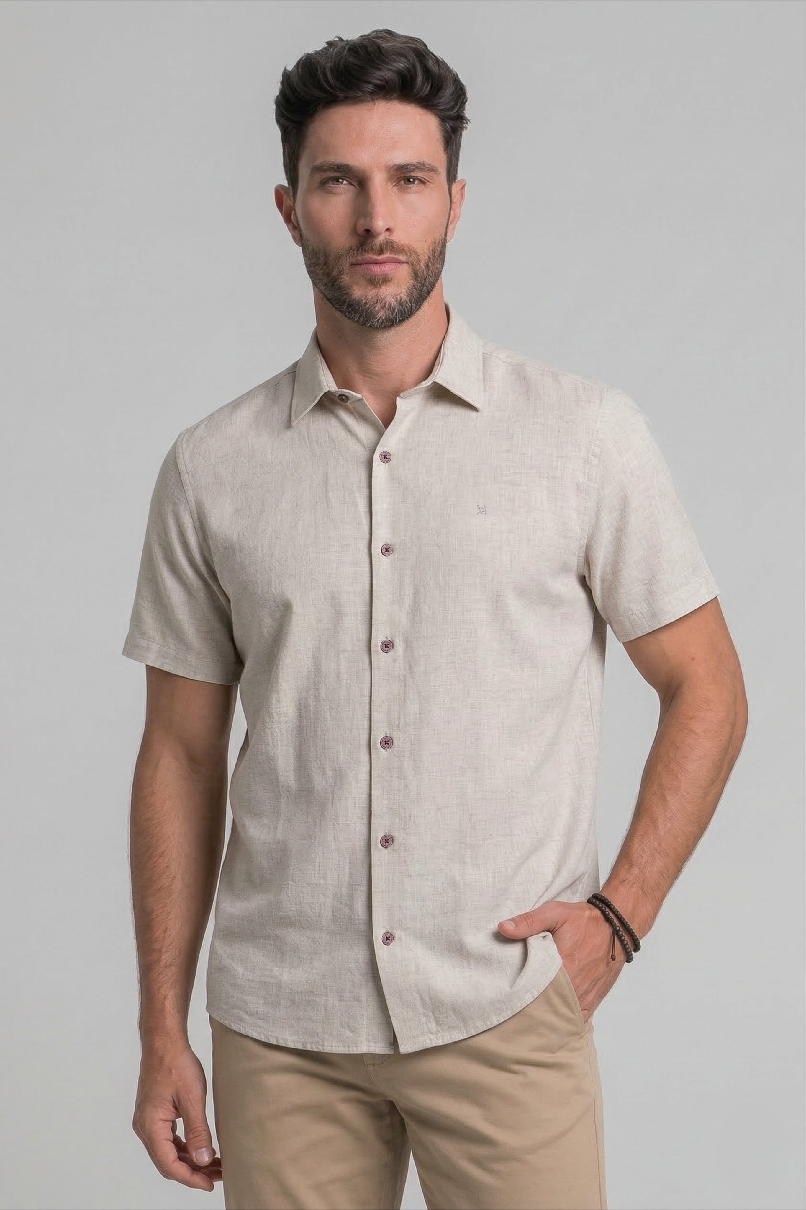 CAMISA BÁSICA EM LINHO COM MANGAS CURTAS