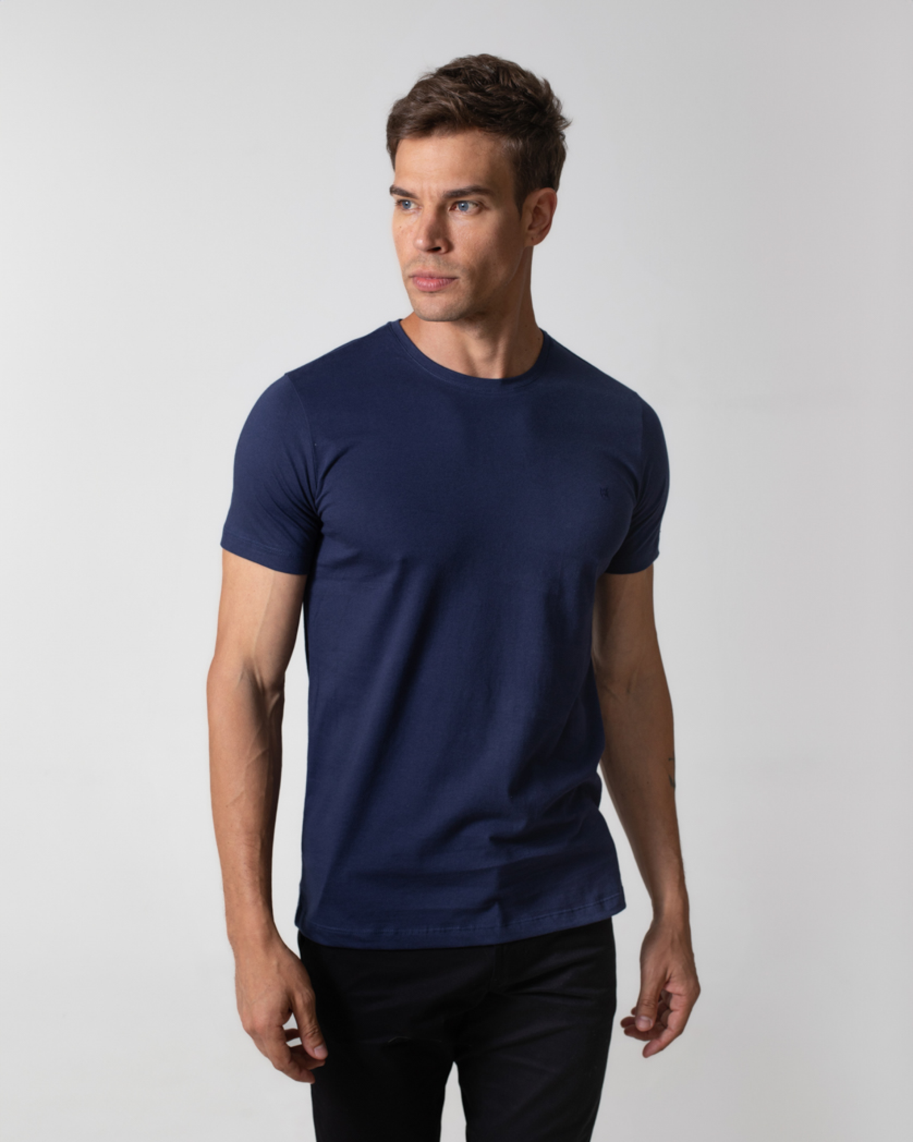 T-SHIRT BÁSICA COM BORDADO