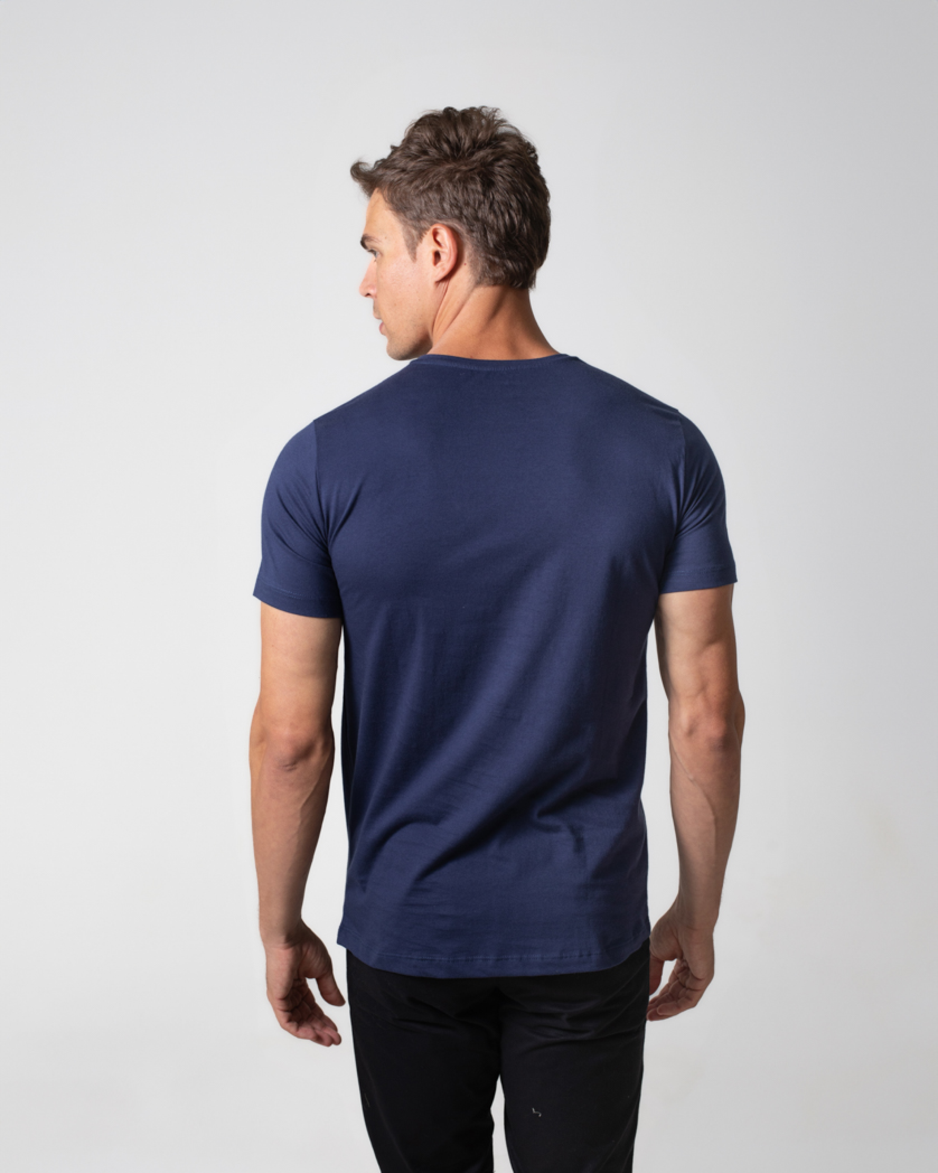 T-SHIRT BÁSICA COM BORDADO