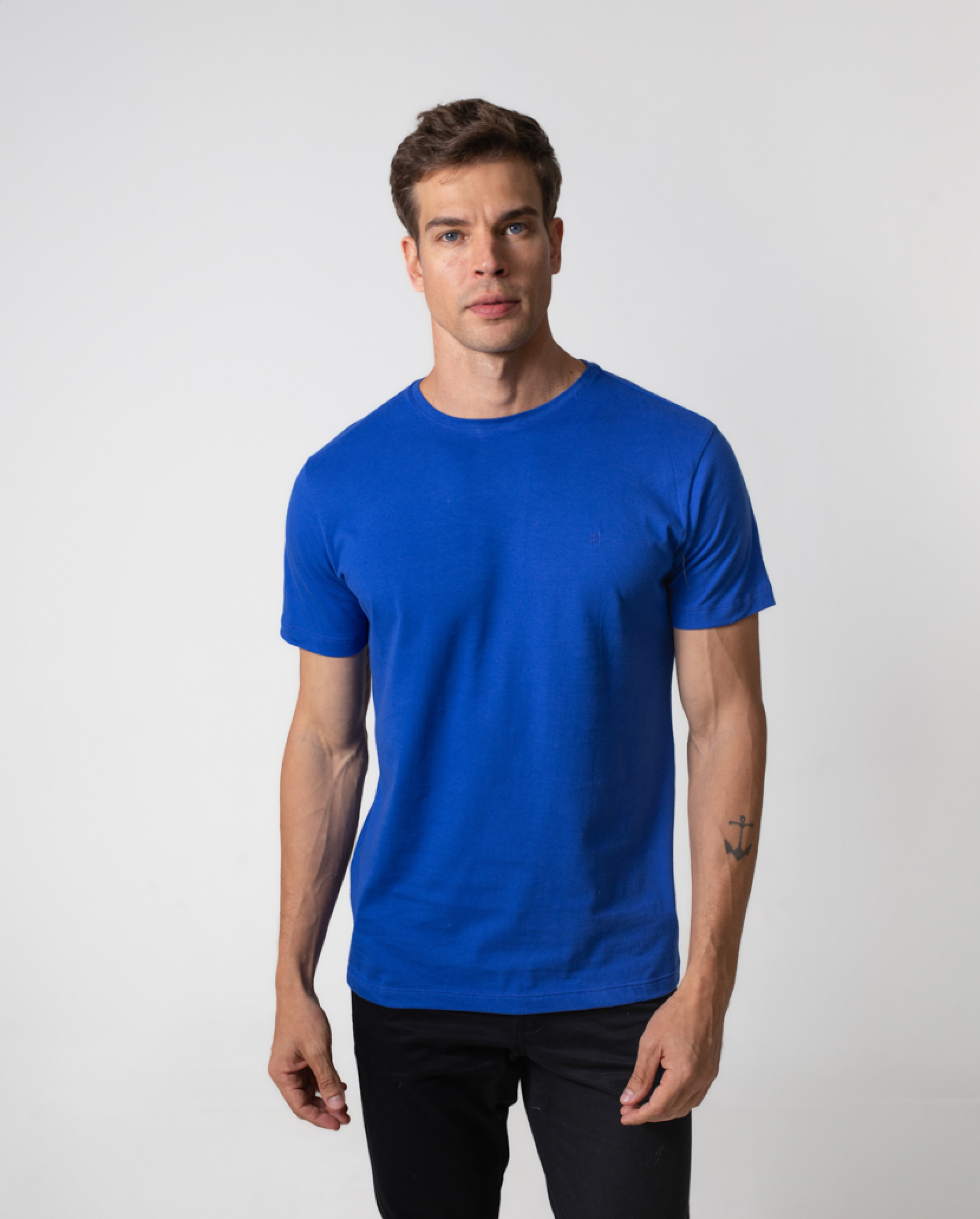T-SHIRT BÁSICA COM BORDADO