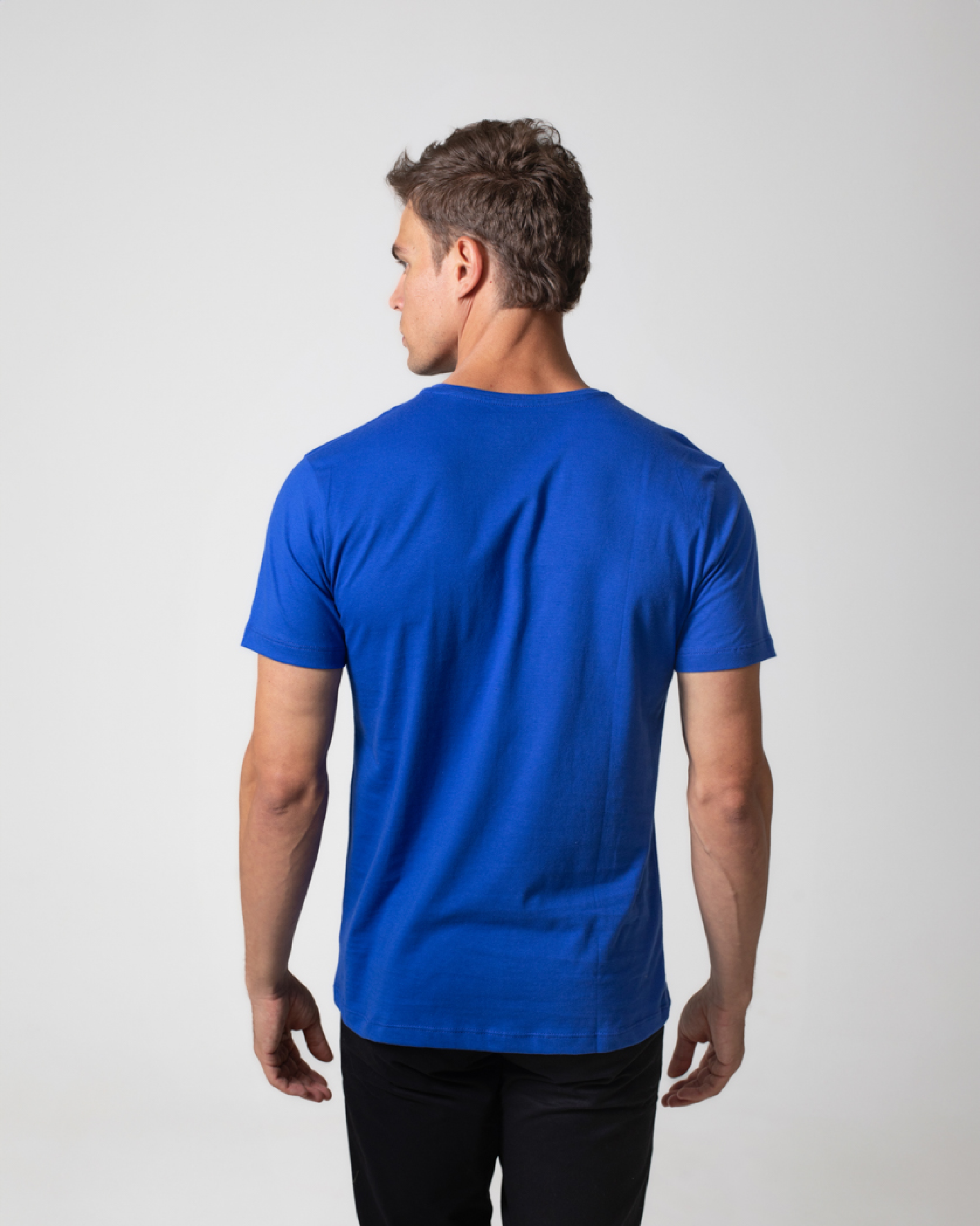 T-SHIRT BÁSICA COM BORDADO