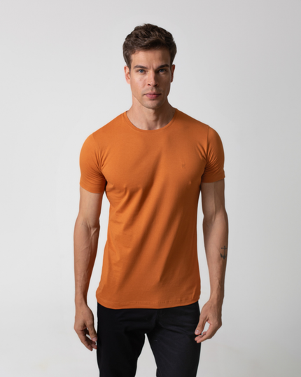T-SHIRT BÁSICA COM BORDADO