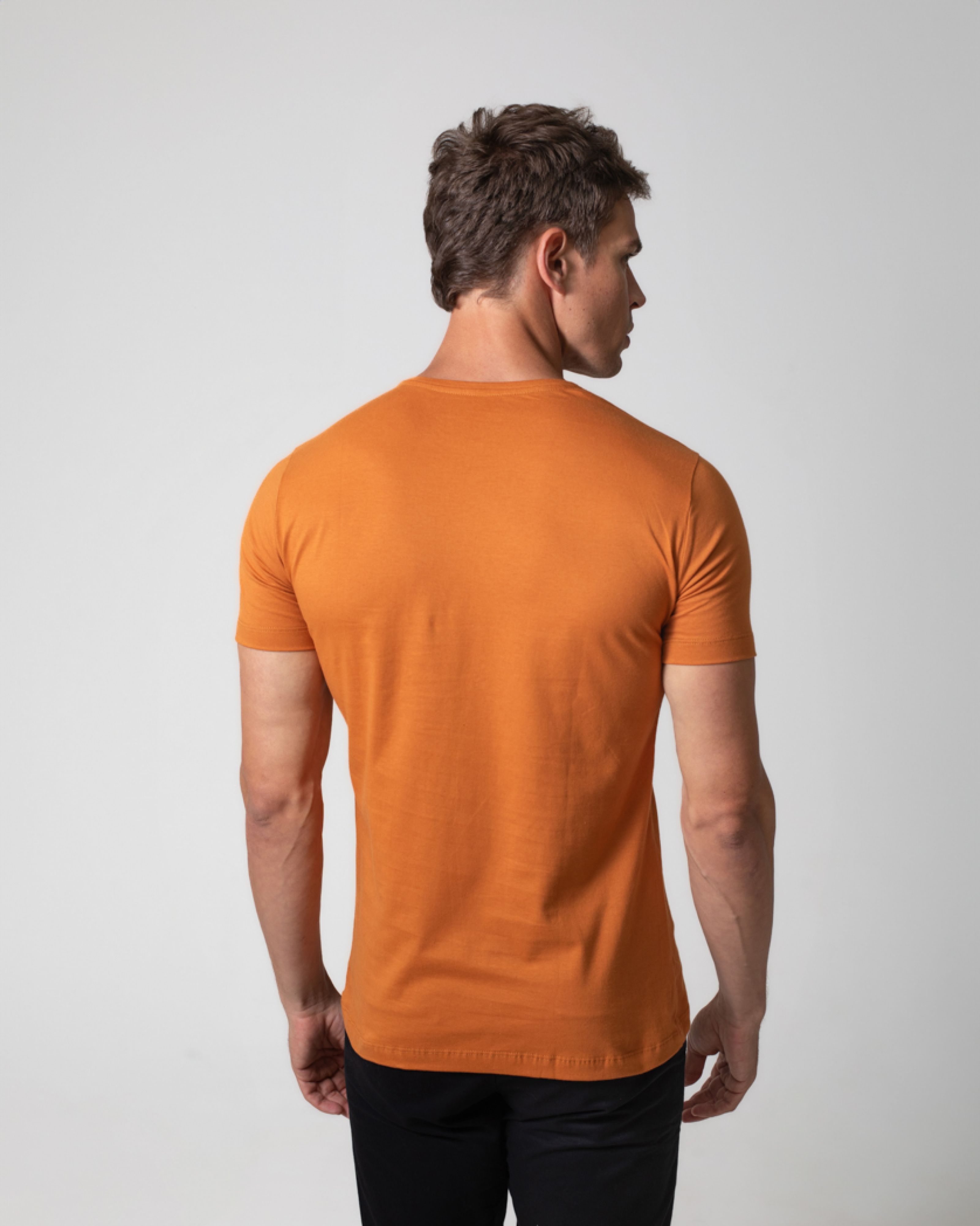 T-SHIRT BÁSICA COM BORDADO