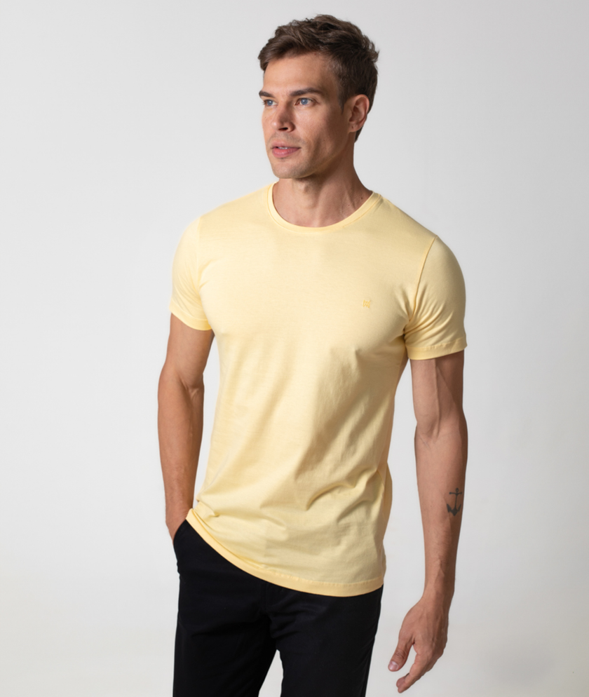 T-SHIRT BÁSICA COM BORDADO