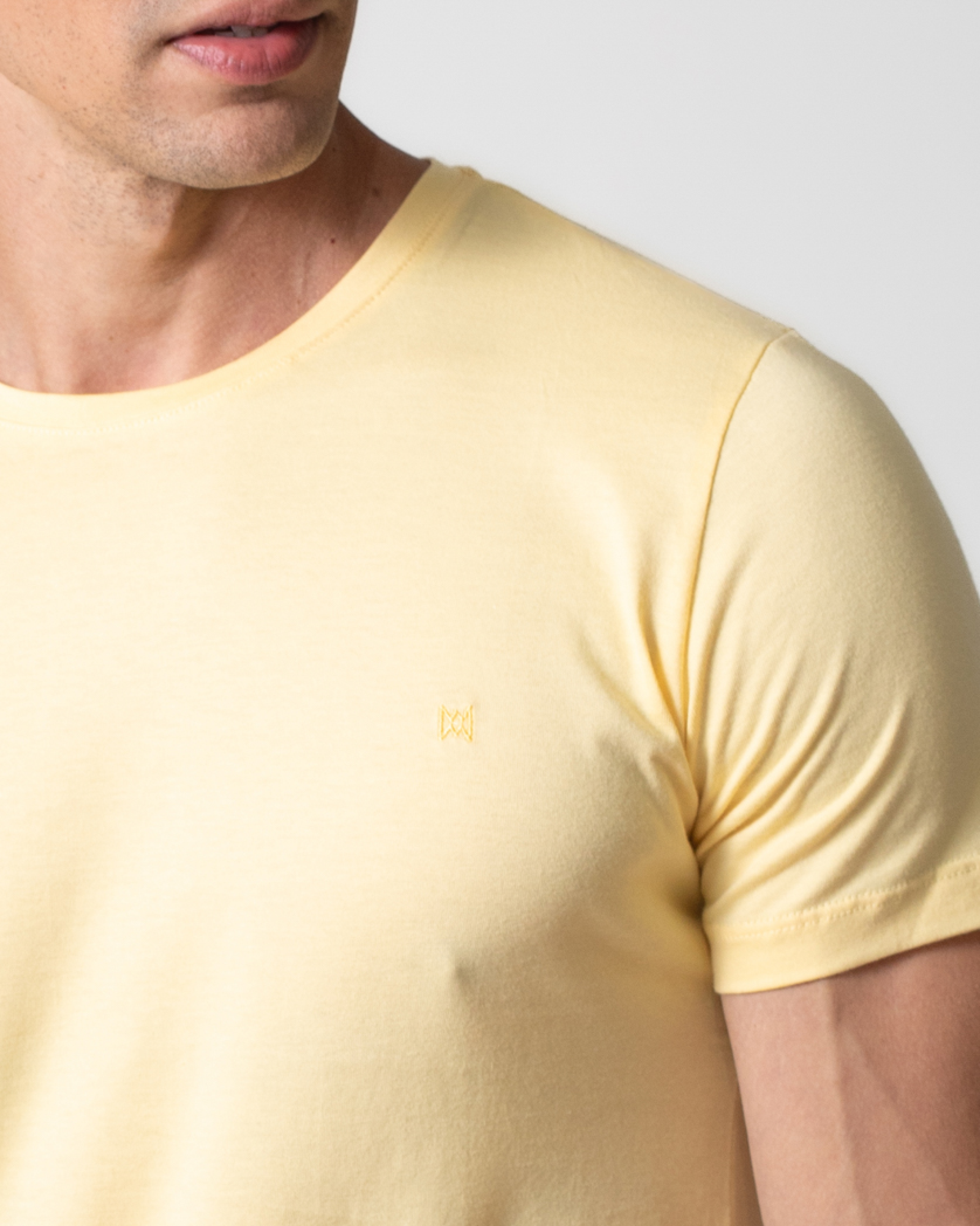 T-SHIRT BÁSICA COM BORDADO