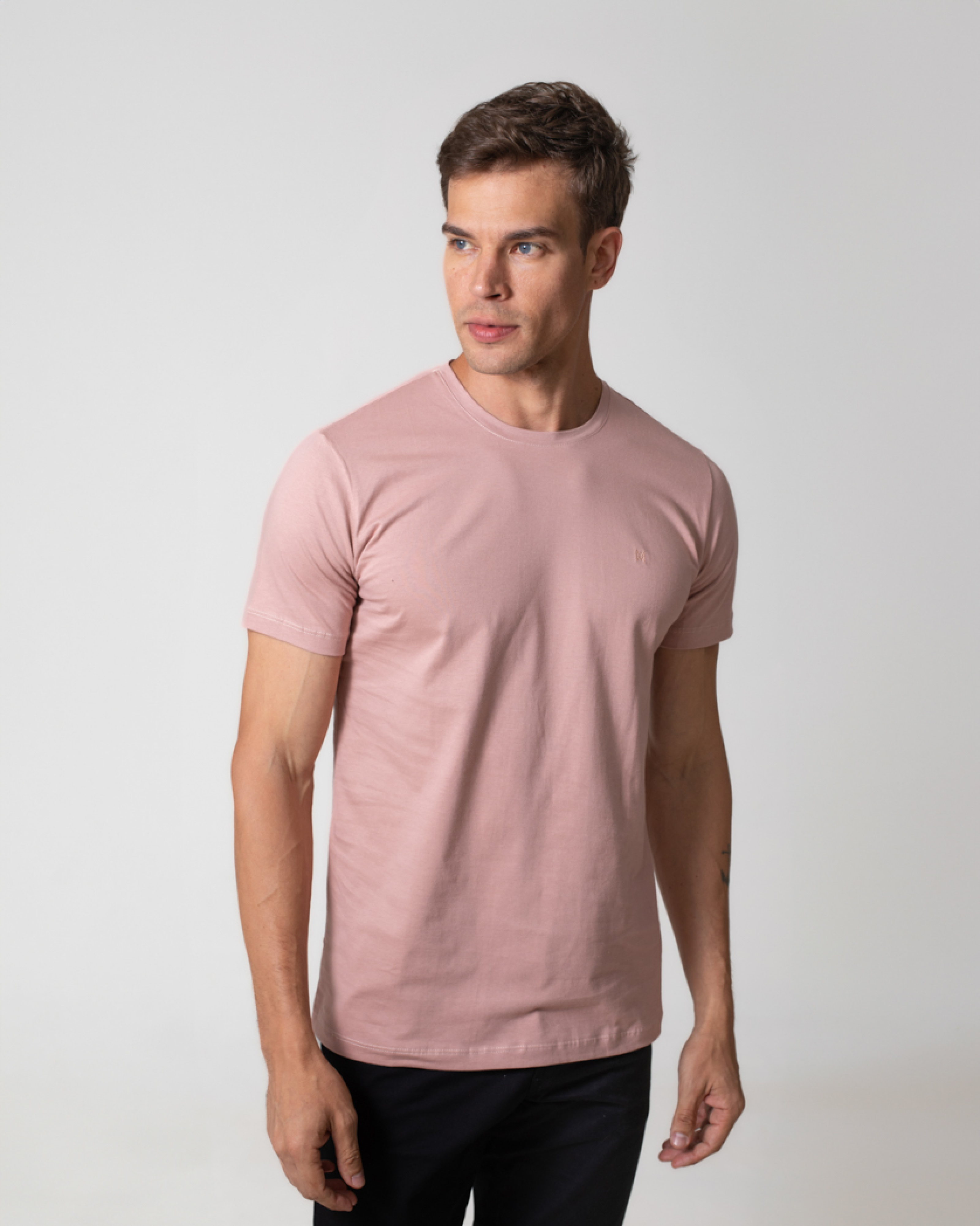 T-SHIRT BÁSICA COM BORDADO