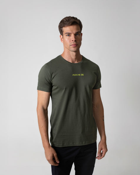 T-SHIRT BÁSICA APLICAÇÃO LOGO
