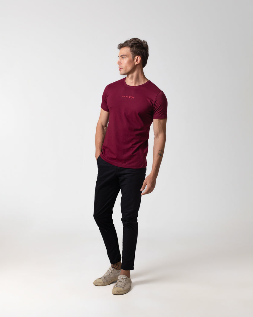 T-SHIRT BÁSICA APLICAÇÃO LOGO