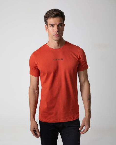 T-SHIRT BÁSICA APLICAÇÃO LOGO