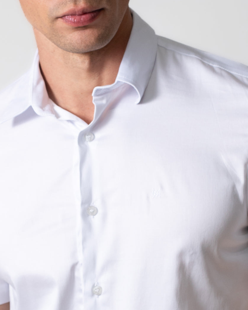 CAMISA BÁSICA COM MANGAS CURTAS EM TRICOLINE