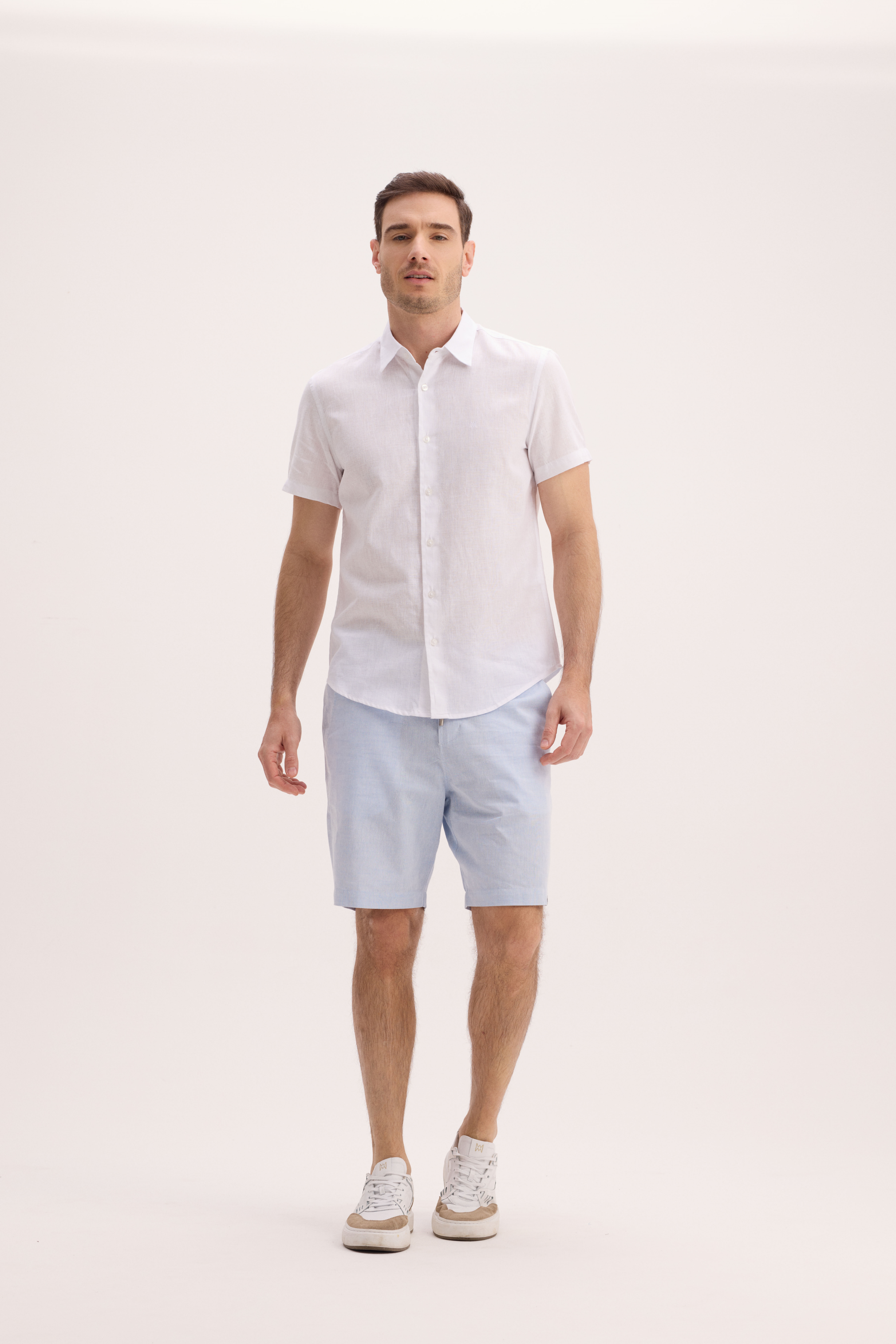 CAMISA BÁSICA EM LINHO COM MANGAS CURTAS