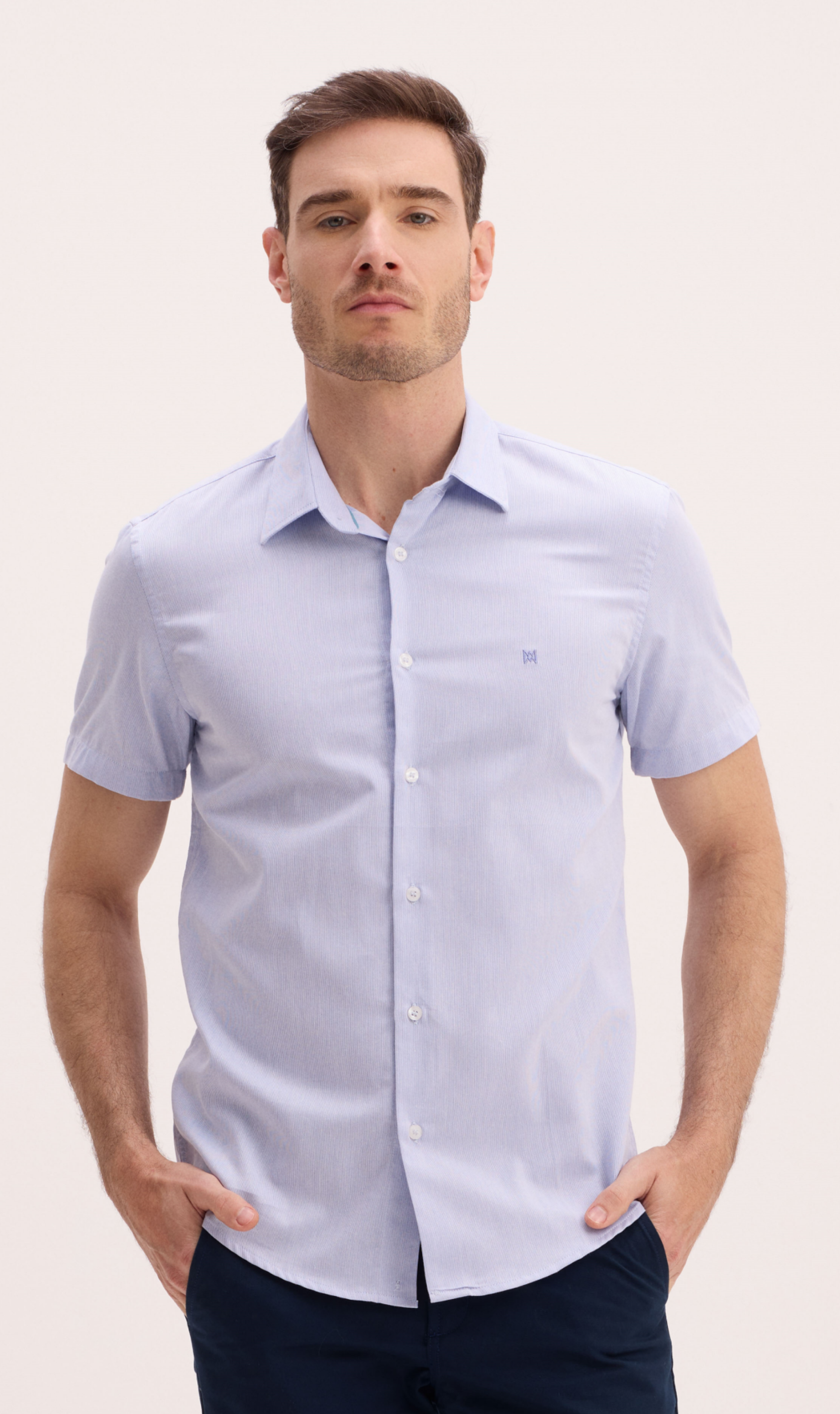 CAMISA BÁSICA EM LINHO COM MANGAS CURTAS