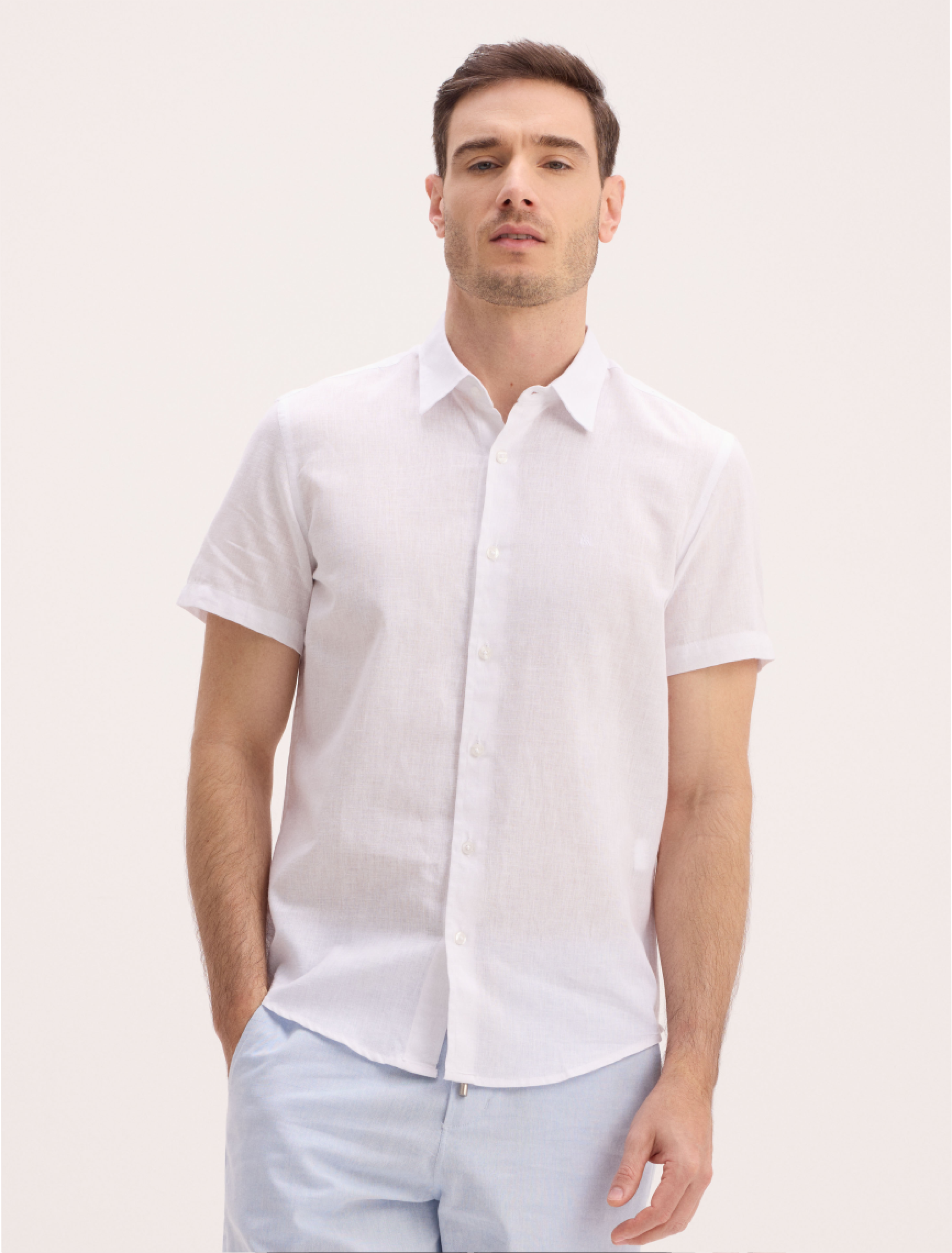 CAMISA BÁSICA EM LINHO COM MANGAS CURTAS