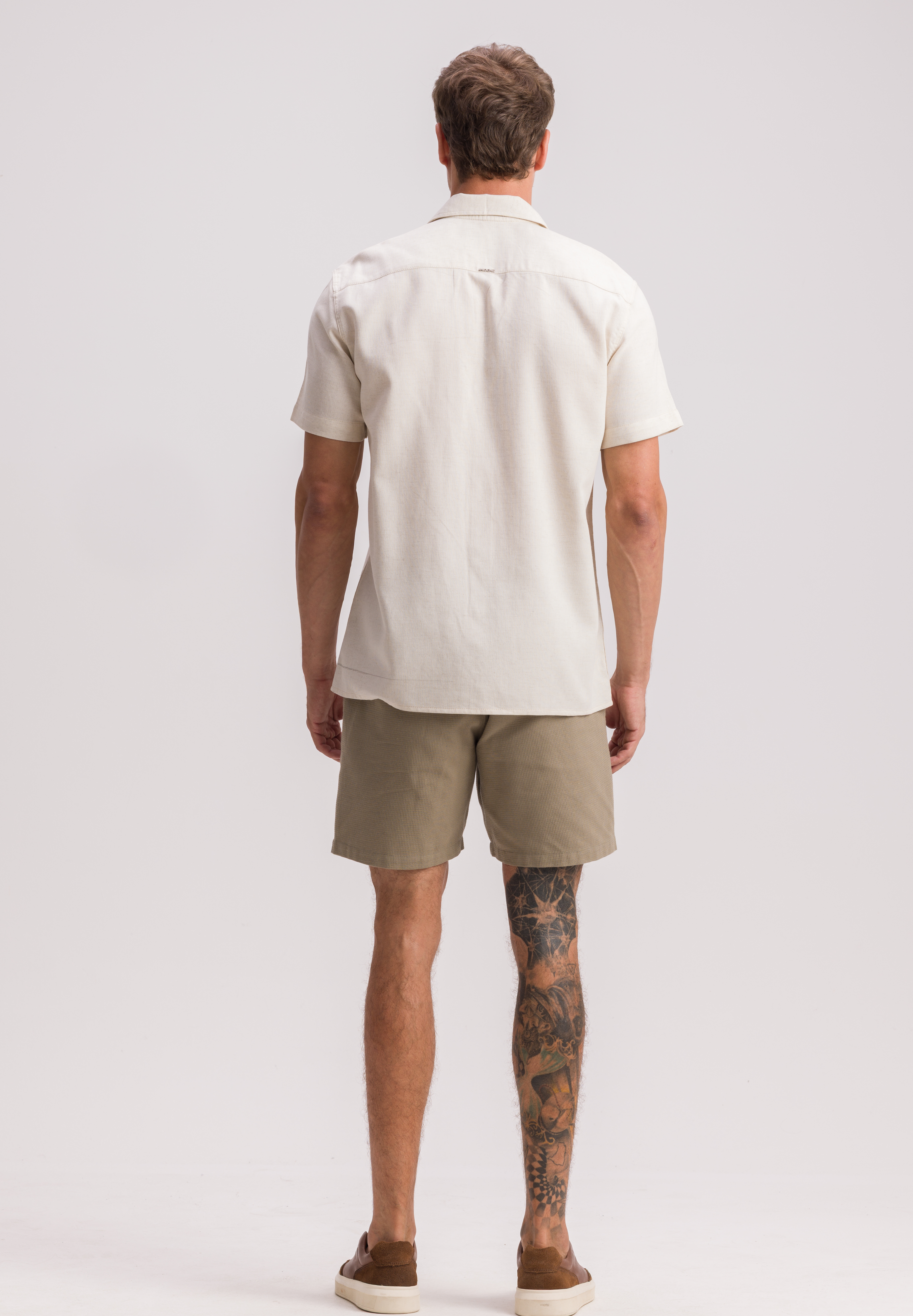 CAMISA MILÃO EM LINHO COM MANGAS CURTAS