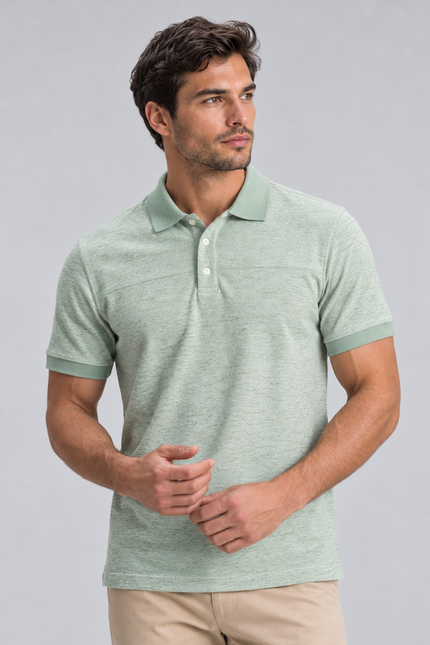 Polo masculina verde Piquet Mix Linen com acabamento em ribana e costura horizontal no peito