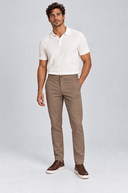 Modelo usando Calça de Alfaiataria Masculina Adapt Flex Mioche