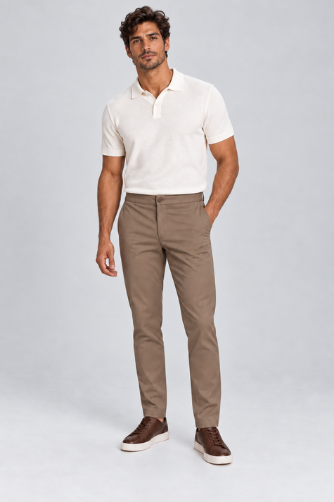 Modelo usando Calça de Alfaiataria Masculina Adapt Flex Mioche