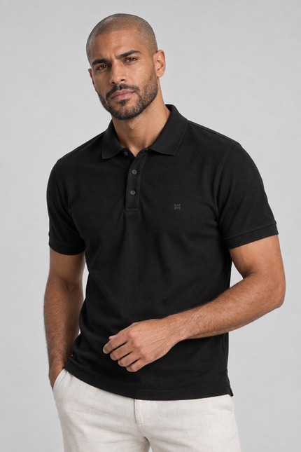 Camisa Polo Masculina Gold D+ Mioche preta com emblema no peito