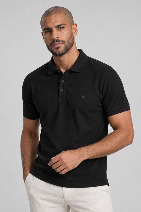 Camisa Polo Masculina Gold D+ Mioche preta com emblema no peito