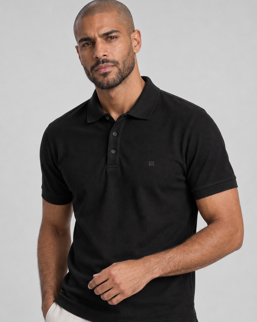 Camisa Polo Masculina Gold D+ Mioche preta com emblema no peito