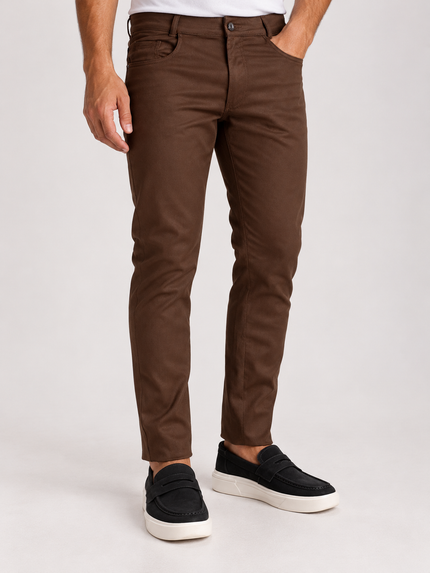 Calça Básica Jenny Hyperflex Mioche marrom masculina, com modelagem ajustada, cinco bolsos e acabamento refinado.