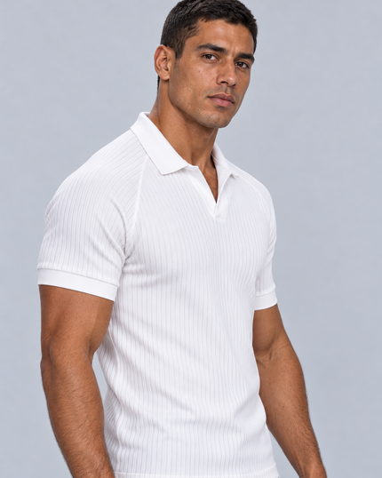 Camisa polo masculina canelada branca Mioche em modelo de três quartos, com detalhes da gola e das mangas.